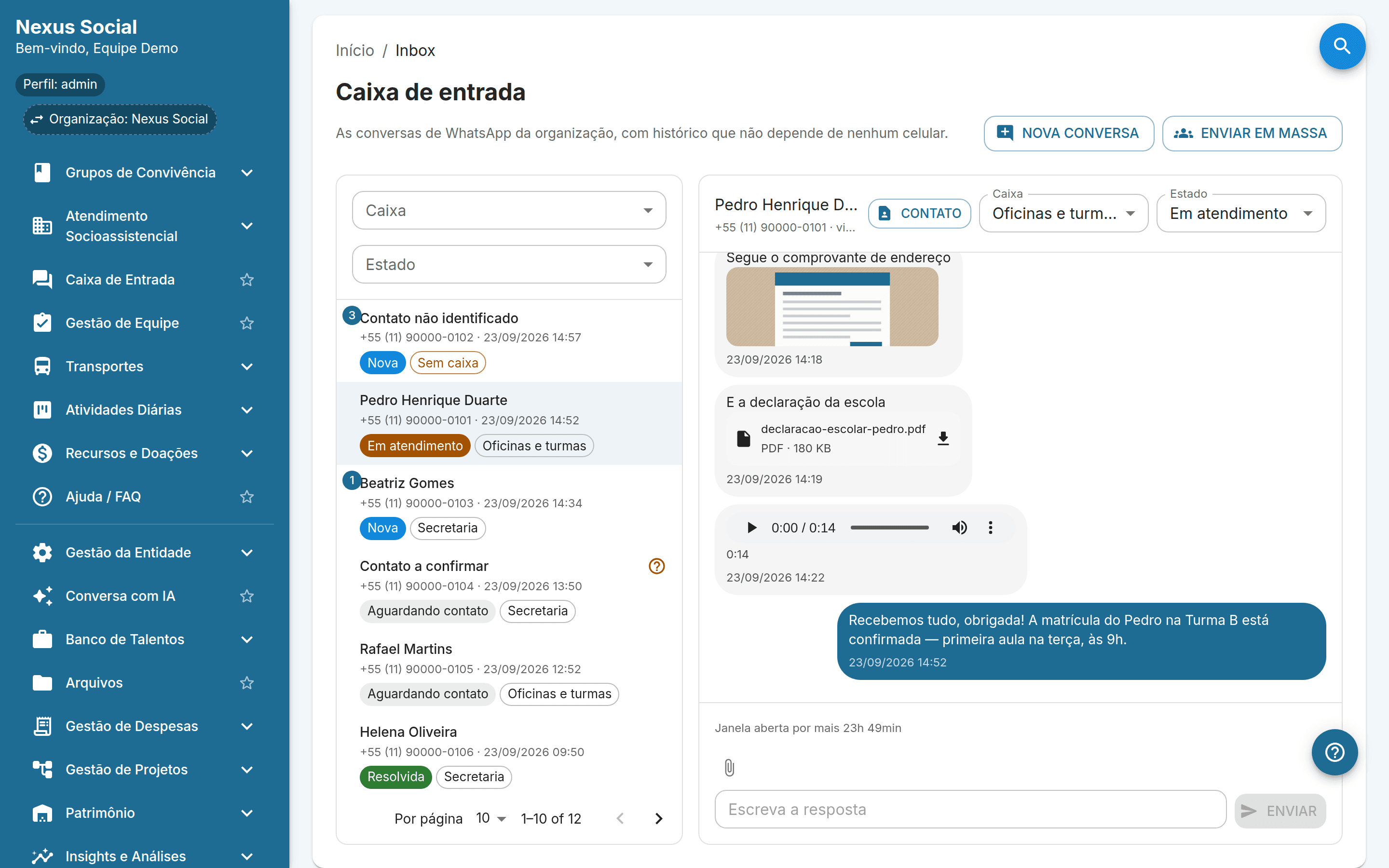 Tela da Nexus Inbox com dados de demonstração: lista de conversas de WhatsApp com status e caixa à esquerda e, à direita, uma conversa aberta com uma imagem, um documento PDF, uma nota de voz com player e a resposta da equipe.
